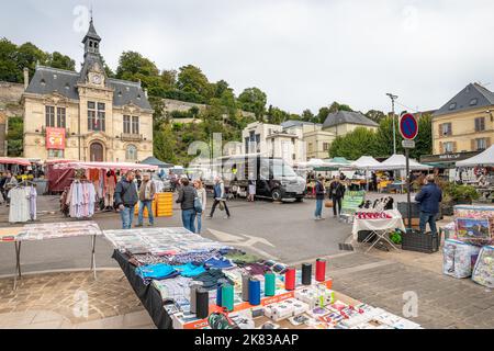 Piazza del mercato bancarelle di fronte all'Hotel de Ville, Chateau Thierry, Francia Foto Stock