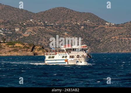 Agios Nikolaos, Creta, Grecia. 2022. Tour in barca di ritorno ad Agios Nikolaos con i passeggeri dell'escursione all'isola di Spinalonga. Foto Stock