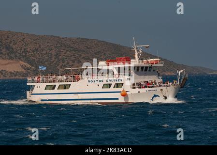 Agios Nikolaos, Creta, Grecia. 2022. Tour in barca di ritorno ad Agios Nikolaos con i passeggeri dell'escursione all'isola di Spinalonga. Foto Stock