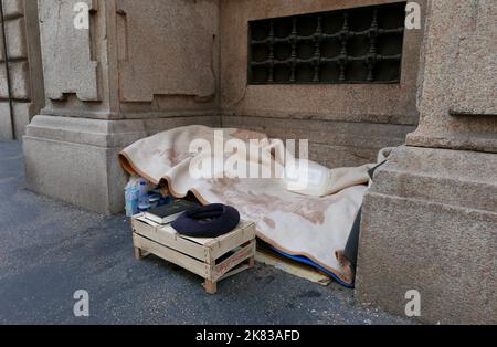 Il cappello di un mendicante visto su un marciapiede a Roma, Italia, ottobre 20 2022. Il XXI rapporto sulla povertà e l'esclusione sociale, pubblicato dalla Caritas il 17 ottobre, afferma che la povertà in Italia ha raggiunto il suo massimo nel 2021. Secondo il rapporto, le famiglie in povertà assoluta sono state 1,96 milioni nel 2021, pari a 5.571.000 persone e il 9,4% della popolazione residente in Italia. (Foto di Elisa Gestri/Sipa USA) Foto Stock