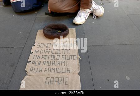 Un uomo implora un marciapiede a Roma, 18 2022 ottobre. Il XXI rapporto sulla povertà e l'esclusione sociale, pubblicato dalla Caritas il 17 ottobre, afferma che la povertà in Italia ha raggiunto il suo massimo nel 2021. Secondo il rapporto, le famiglie in povertà assoluta sono state 1,96 milioni nel 2021, pari a 5.571.000 persone e il 9,4% della popolazione residente in Italia. (Foto di Elisa Gestri/Sipa USA) Foto Stock