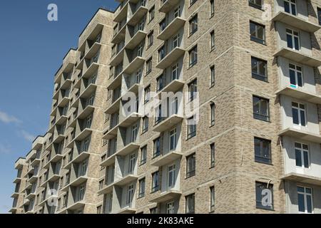 Edificio in città. Dettagli dell'architettura. Molte finestre in casa. Sviluppo urbano. Foto Stock