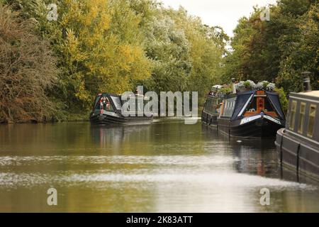 Una barca stretta sul Canal Grande Union, Buckinghamshire, Regno Unito Foto Stock