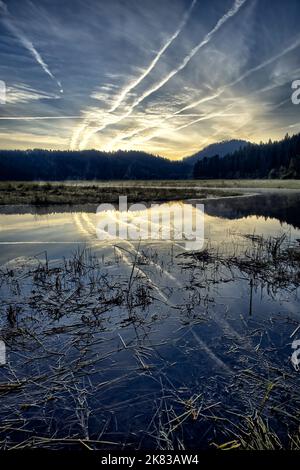 Una foto paesaggistica di prima mattina del cielo e delle nuvole che si riflettono sul tranquillo fiume St. Joe vicino a St. Maries, Idaho. Foto Stock