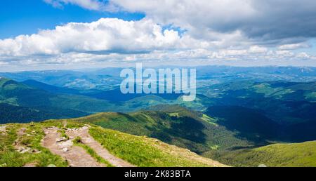 Paesaggio montano con sentiero escursionistico. Sentiero di montagna. Paesaggio primaverile in montagna. Montagne cresta alte cime rocciose Foto Stock