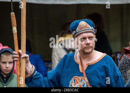 Reenactor maschile al Pukkisaari Iron Age Market Reenactment nel quartiere Vähä-Meilahti di Helsinki, Finlandia Foto Stock