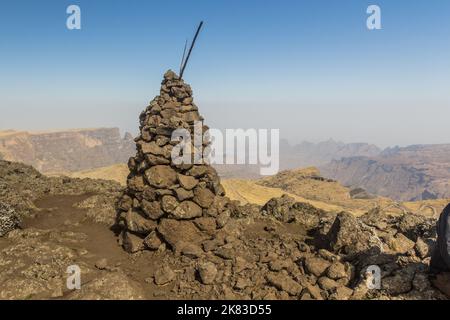 Tumulo di pietra sulla cima del Monte Bwahit nelle montagne di Simien, Etiopia Foto Stock