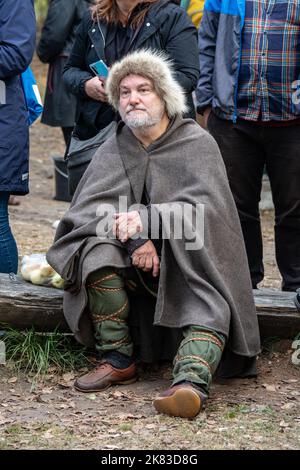 Reenactor maschile al Pukkisaari Iron Age Market Reenactment nel quartiere Vähä-Meilahti di Helsinki, Finlandia Foto Stock