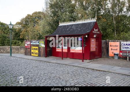 Un chiosco del gelato degli anni '1900s con lampade a gas per strade acciottolate e cartelli in smalto al Beamish Living Museum nel Nord dell'Inghilterra Foto Stock