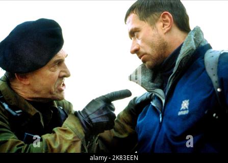 Olek Krupa & Vladimir Mashkov Film: Dietro Enemy Lines (USA 2001) personaggi: Miroslav Lokar, Sasha 17 novembre 2001 **AVVERTENZA** questa fotografia è solo per uso editoriale ed è copyright di 20th CENTURY FOX e/o del fotografo assegnato dalla Film o dalla Società di produzione e può essere riprodotta solo da pubblicazioni in concomitanza con la promozione del film di cui sopra. È richiesto un credito obbligatorio a 20th CENTURY FOX. Il fotografo deve essere accreditato anche quando è noto. Nessun uso commerciale può essere concesso senza autorizzazione scritta da parte della Film Company. Foto Stock