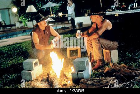 Alec Wilson & Paul Hogan Film: Crocodile Dundee a Los Angeles (USA/AUS 2001) personaggi: Jacko & Michael J. 'Crocodile' Dundee regista: Simon Wincer 12 aprile 2001 **AVVERTENZA** questa fotografia è solo per uso editoriale ed è copyright dei FILM IN ARGENTO LION e/o del fotografo assegnato dalla Film o dalla Production Company e può essere riprodotta solo da pubblicazioni in concomitanza con la promozione del film di cui sopra. È richiesto un credito obbligatorio per I FILM SILVER LION. Il fotografo deve essere accreditato anche quando è noto. Nessun uso commerciale può essere concesso senza l'autorizzazione scritta da parte di Foto Stock