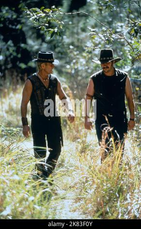 Paul Hogan & Alec Wilson Film: Crocodile Dundee a Los Angeles (USA/AUS 2001) personaggi: Michael J. 'Crocodile' Dundee & Jacko regista: Simon Wincer 12 Aprile 2001 **ATTENZIONE** questa foto è solo ad uso editoriale ed è copyright DEI FILM D'ARGENTO LION e/o del fotografo assegnato dalla Film o dalla Società di produzione e può essere riprodotta solo da pubblicazioni in concomitanza con la promozione del suddetto Film. È richiesto un credito obbligatorio per I FILM DI LEONE D'ARGENTO. Il fotografo deve essere accreditato anche quando è noto. Nessun uso commerciale può essere concesso senza autorizzazione scritta da parte di Foto Stock