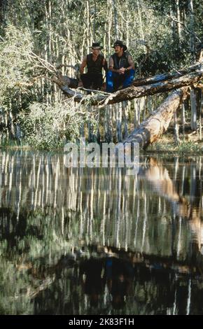 Paul Hogan & Alec Wilson Film: Crocodile Dundee a Los Angeles (USA/AUS 2001) personaggi: Michael J. 'Crocodile' Dundee & Jacko regista: Simon Wincer 12 Aprile 2001 **ATTENZIONE** questa foto è solo ad uso editoriale ed è copyright DEI FILM D'ARGENTO LION e/o del fotografo assegnato dalla Film o dalla Società di produzione e può essere riprodotta solo da pubblicazioni in concomitanza con la promozione del suddetto Film. È richiesto un credito obbligatorio per I FILM DI LEONE D'ARGENTO. Il fotografo deve essere accreditato anche quando è noto. Nessun uso commerciale può essere concesso senza autorizzazione scritta da parte di Foto Stock