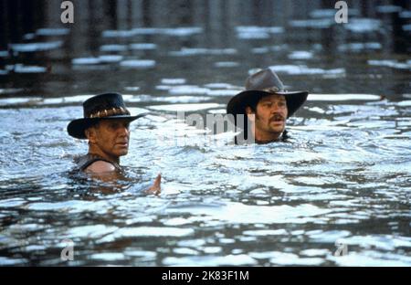 Paul Hogan & Alec Wilson Film: Crocodile Dundee a Los Angeles (USA/AUS 2001) personaggi: Michael J. 'Crocodile' Dundee & Jacko regista: Simon Wincer 12 Aprile 2001 **ATTENZIONE** questa foto è solo ad uso editoriale ed è copyright DEI FILM D'ARGENTO LION e/o del fotografo assegnato dalla Film o dalla Società di produzione e può essere riprodotta solo da pubblicazioni in concomitanza con la promozione del suddetto Film. È richiesto un credito obbligatorio per I FILM DI LEONE D'ARGENTO. Il fotografo deve essere accreditato anche quando è noto. Nessun uso commerciale può essere concesso senza autorizzazione scritta da parte di Foto Stock