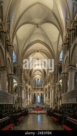 Canterbury, Regno Unito - 10 Settembre, 2022: Veduta del Quire e della scalinata che conduce alla Cappella della Trinità all'interno della storica cattedrale di Canterbury Foto Stock