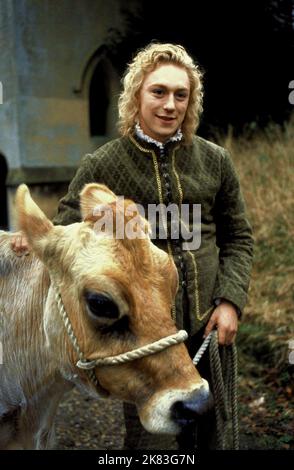 JJ Feild & Cow Film: Jack e il Beanstalk: (2001) personaggi: Young Jack & 02 Dicembre 2001 **AVVERTENZA** questa fotografia è solo per uso editoriale ed è copyright di CBS e/o del fotografo assegnato dalla Film o dalla Production Company e può essere riprodotta solo da pubblicazioni in concomitanza con la promozione del film di cui sopra. È richiesto un credito obbligatorio a CBS. Il fotografo deve essere accreditato anche quando è noto. Nessun uso commerciale può essere concesso senza autorizzazione scritta da parte della Film Company. Foto Stock