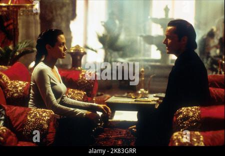 Angelina Jolie & Iain Glen Film: Lara Croft: Tomb Raider (USA/UK/DE/JP 2001) personaggi: Lara Croft & Manfred Powell regista: Simon West 11 giugno 2001 **AVVERTENZA** questa fotografia è solo per uso editoriale ed è copyright di PARAMOUNT e/o del fotografo assegnato dalla Film o dalla Production Company e può essere riprodotta solo da pubblicazioni in concomitanza con la promozione del film di cui sopra. È richiesto un credito obbligatorio a PARAMOUNT. Il fotografo deve essere accreditato anche quando è noto. Nessun uso commerciale può essere concesso senza autorizzazione scritta da parte della Film Company. Foto Stock