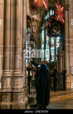 Canterbury, Regno Unito - 10 settembre, 2022: Il suono della campana della HMS Canterbury da parte della Cappella dei Guerrieri all'interno della Cattedrale di Canterbury Foto Stock