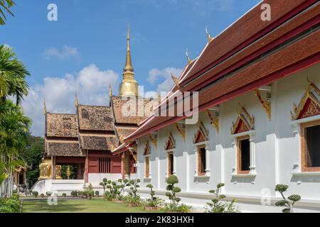 Vista panoramica degli edifici religiosi e degli stupa dorati all'interno di un punto di riferimento antico tempio buddista Wat Phra Singh in stile Lanna, Chiang mai, Thailandia Foto Stock