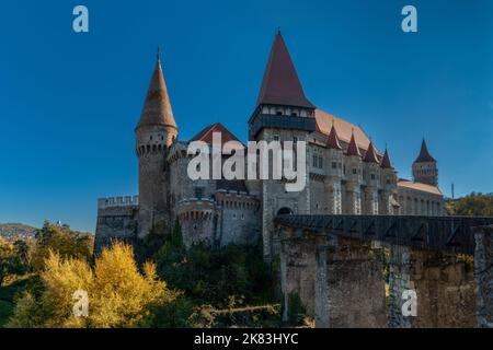 Hunedoara, Romania - 17 ottobre, 2022: Vista del castello Corvin del 15th° secolo a Hunedoara in Transilvania Foto Stock