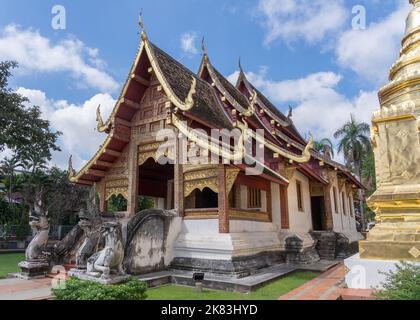 Vista laterale dello storico viharn in stile Lanna Lai Kham all'interno del complesso del famoso tempio buddista Wat Phra Singh, Chiang mai, Thailandia Foto Stock