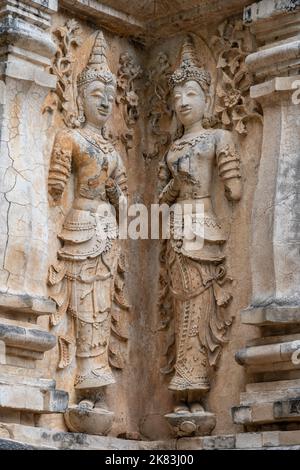 Antiche divinità a grandezza naturale in stucco sulle pareti dello storico tempio buddista Wat Chet Yot o Wat Jed Yod, famoso punto di riferimento di Chiang mai, Thailandia Foto Stock