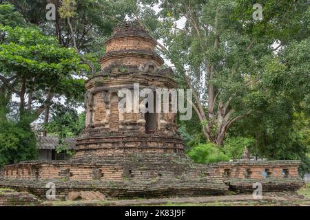 Vista panoramica dell'antica Animisa Chedi o stupa nei terreni dello storico tempio buddista Wat Jed Yod o Wat Chet Yot a Chiang mai, Thailandia Foto Stock