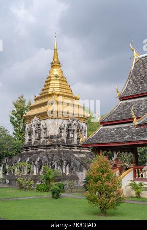 Vista panoramica dello stupa di Chedi Chang Lom e vihara presso lo storico tempio buddista Wat Chiang Man in stile Lanna, Chiang mai, Thailandia Foto Stock