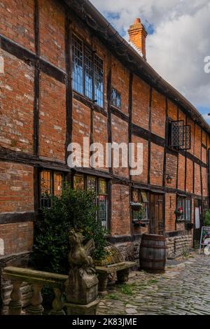 Stratford-upon-Avon, Regno Unito - 31 agosto, 2022: Vista verticale della casa in mattoni rossi a graticcio nel centro di Stratford-upon-Avon Foto Stock