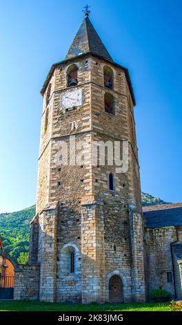 Chiesa romanica a Salardu, Val d'Aran, Spagna vista della torre Foto Stock