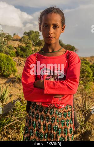 AXUM, ETIOPIA - 19 MARZO 2019: Giovane ragazza nei pressi di Axum, Etiopia Foto Stock