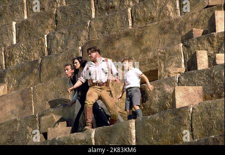 John Hannah, Rachel Weisz, Brendan Fraser & Freddie Boath Film: The Mummy Returns (USA 2001) personaggi: Jonathan Carnahan,Evelyn Carnahan o'Connell,Richard 'Rick' o'Connell & Alexander 'Alex' o'Connell regista: Stephen Sommers 29 aprile 2001 **AVVERTENZA** questa fotografia è solo per uso editoriale ed è copyright di IMMAGINI UNIVERSALI e/o del fotografo assegnato dalla Film o dalla Production Company e può essere riprodotta solo da pubblicazioni in concomitanza con la promozione del film di cui sopra. È richiesto un credito obbligatorio per LE FOTO UNIVERSALI. Anche il fotografo deve essere accreditato Foto Stock