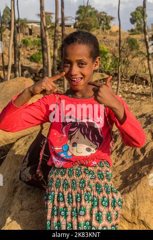 AXUM, ETIOPIA - 19 MARZO 2019: Giovane ragazza nei pressi di Axum, Etiopia Foto Stock