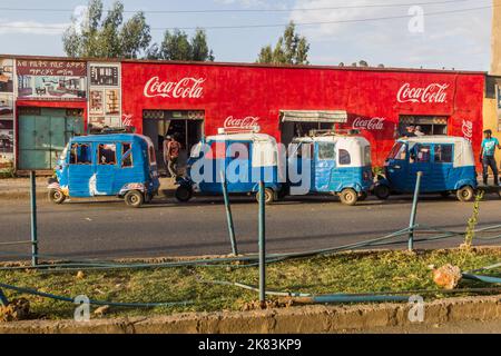 AXUM, ETIOPIA - 19 MARZO 2019: Tuk tuk (bajaj) in Axum, Etiopia Foto Stock