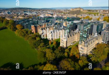 Effetto tilt shift per miniaturizzare la vista aerea di Quartermile case di lusso a Edimburgo, Scozia Foto Stock