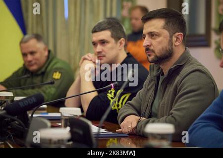 Kiev, Ucraina. 20 ottobre 2022. Il presidente ucraino Volodymyr Zelenskyy, a destra, ospita incontri bilaterali faccia a faccia con il presidente svizzero Ignazio Cassis, a sinistra, presso l'edificio dell'amministrazione presidenziale, il 20 ottobre 2022 a Kyiv, Ucraina. Credit: Presidenza Ucraina/Ufficio stampa presidenziale Ucraina/Alamy Live News Foto Stock