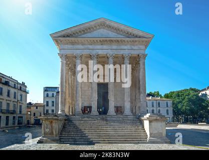 Nimes, Francia, antico tempio romano, importante punto di riferimento della città Foto Stock