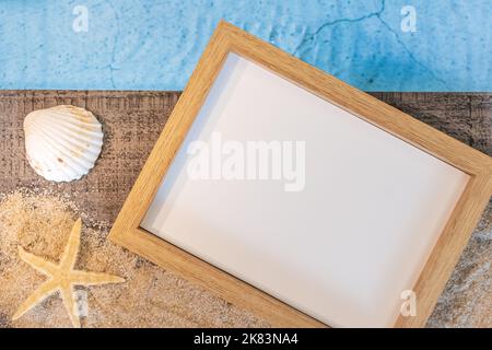 Cornice fotografica senza iscrizione vista dall'alto su un pavimento in legno sopra una piscina con stelle marine. Atmosfera vacanze in estate. Foto Stock