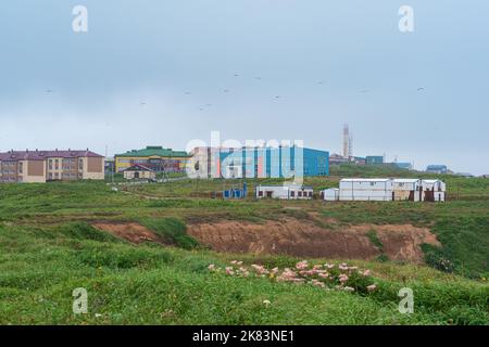 Yuzhno-Kurilsk, Russia - 01 agosto 2022: Vista della città sull'isola di Kunashir Foto Stock