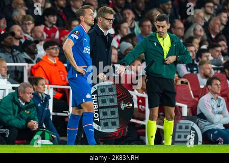 Londra, Regno Unito. 20th Ott 2022. LONDRA, REGNO UNITO - 20 OTTOBRE: Luuk de Jong del PSV Eindhoven, 4th ufficiale Alejandro Muniz Ruiz (ESP) durante il gruppo UEFA Europa League Una partita tra Arsenal FC e PSV Eindhoven all'Emirates Stadium il 20 ottobre 2022 a Londra, Regno Unito (Foto di Joris Verwijst/Orange Pictures) Credit: Orange Pics BV/Alamy Live News Foto Stock