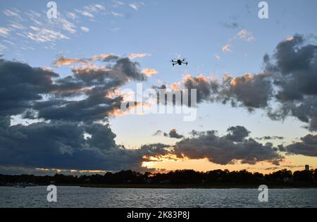 Spettacolare tramonto nuvoloso a Keyport, New Jersey, con un drone quad che lo osserva -19 Foto Stock