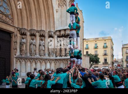 niños que completan el Castell o castillo, es decir, una torre humana, frente a la catedral de Tarragona, tradición en Cataluña,España Foto Stock