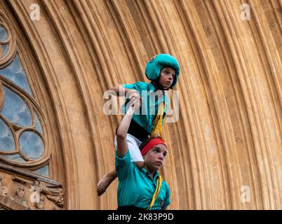 niños que completan el Castell o castillo, es decir, una torre humana, frente a la catedral de Tarragona, tradición en Cataluña,España Foto Stock