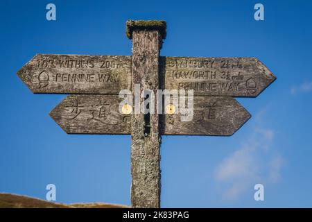 17.10.2022 Haworth, West Yorkshire, UK Signpost che dice sentiero per Top Withens e la cascata di Bronte Foto Stock