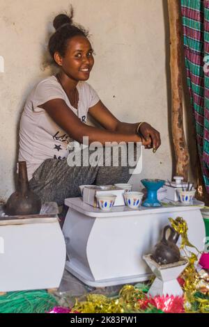 DEGUM, ETIOPIA - 22 MARZO 2019: Giovane donna etiope durante una cerimonia del caffè nel villaggio di Degum, regione di Tigray, Etiopia Foto Stock