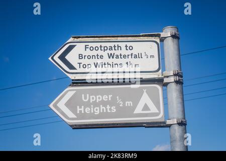 17.10.2022 Haworth, West Yorkshire, UK Signpost che dice sentiero per Top Withens e la cascata di Bronte Foto Stock