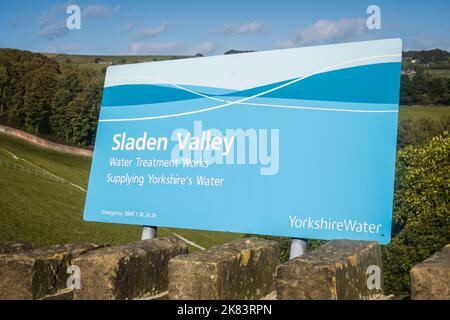 17.10.2022 Haworth, West Yorkshire, Regno Unito, segnaletica che dice "impianti di trattamento delle acque di Sladen Valley" Foto Stock