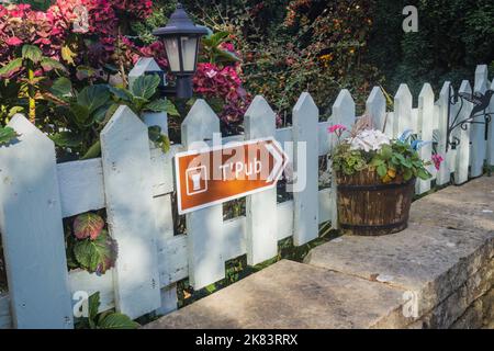 17.10.2022 Haworth, West Yorkshire, UK Signpost che dice 'T'Pub' su una recinzione bianca Foto Stock