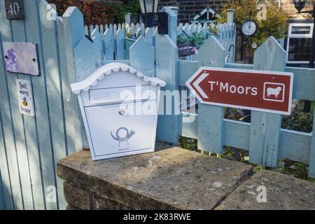 17.10.2022 Haworth, West Yorkshire, UK Signpost che dice 'T' Moors' su una recinzione bianca Foto Stock