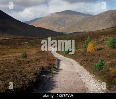 Le selvagge Highland scozzesi, le barche Cairngorms escursioni, sentieri per passeggiate, sci, pesca e visite turistiche. Foto Stock